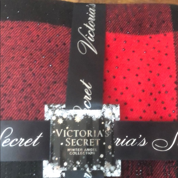 NWT Victoria’s Secret sparkle scarlet red and black buffalo check winter scarf - Picture 7 of 7